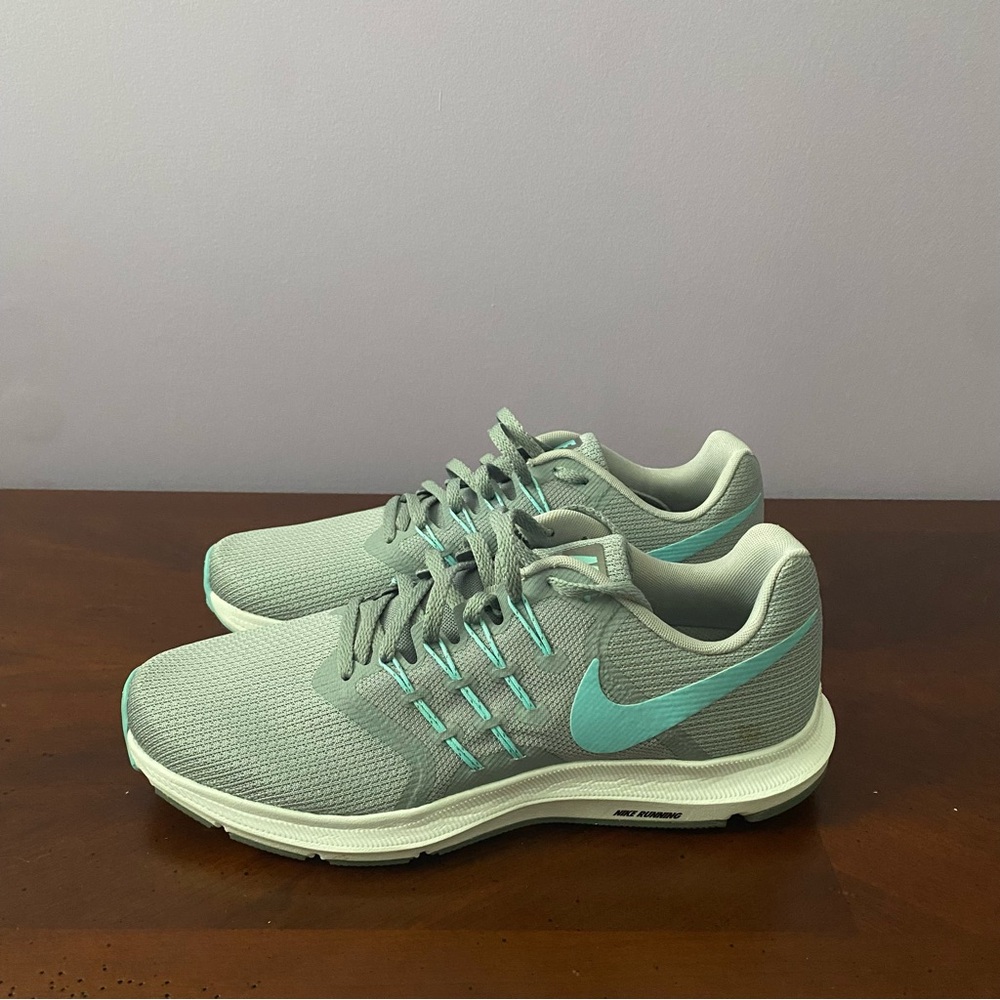 Nike Women's Gray Running Shoes